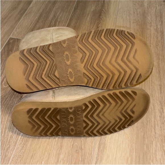 UGG Classic Short Boot Tan - Picture 7 of 8